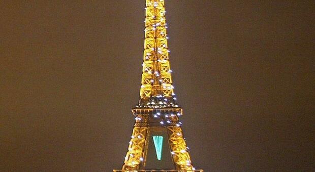 Parigi choc, poliziotta violentata davanti alla Tour Eiffel: arrestato un 35enne