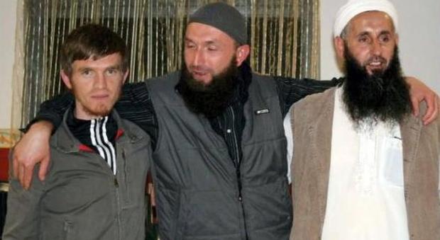 I mujahidin con l'imam: da sx Karamaleski, Mesinovic e Bosnic