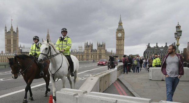 Londra, sms della polizia: non ascoltate musica con le cuffiette, ogni secondo conta