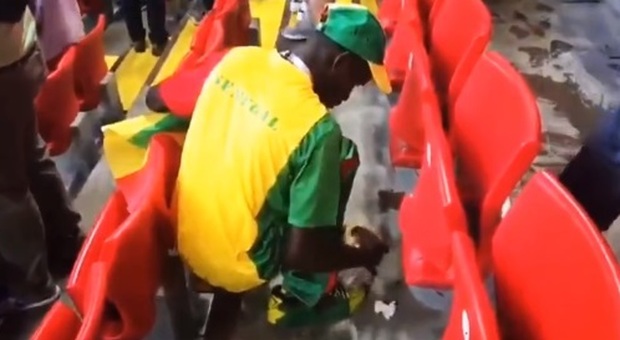 Russia 2018, la lezione dei tifosi di Senegal e Giappone che puliscono gli spalti a fine partita