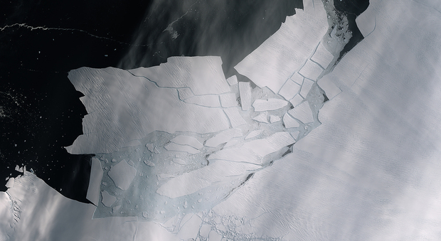 Iceberg enorme si stacca dall'Antartide: è grande quanto Malta. L'Esa: «Allarme climatico» FOTO