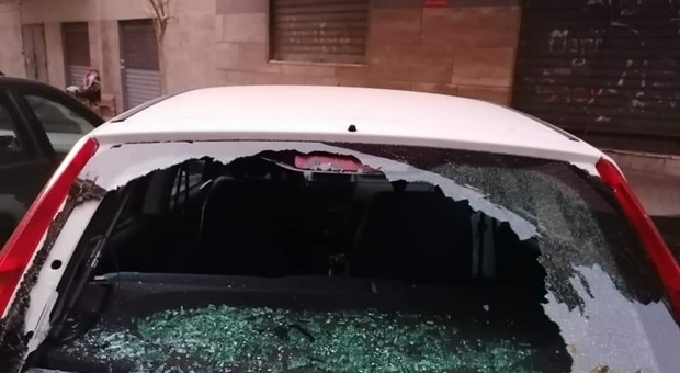 Raid vandalico a Casavatore: in frantumi i vetri di decine di auto