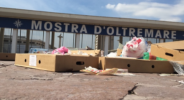 Napoli. Mostra d'Oltremare: cumuli di rifiuti «salutano» il festival dell'Oriente