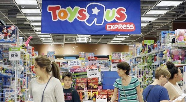 Toys R Us, il gigante dei giocattoli cede allo shopping online e dichiara bancarotta
