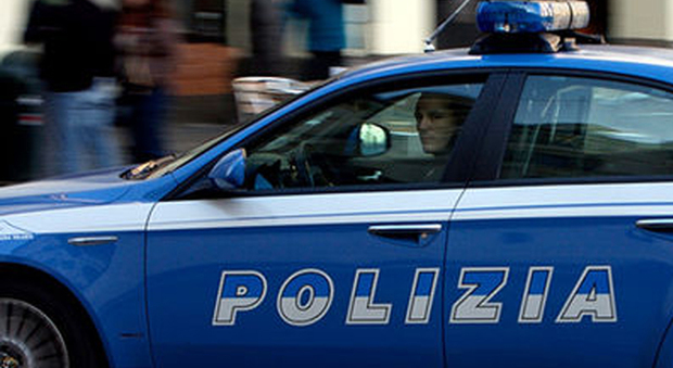 Roma, inseguito da volante spara contro la polizia: si cerca uomo in fuga