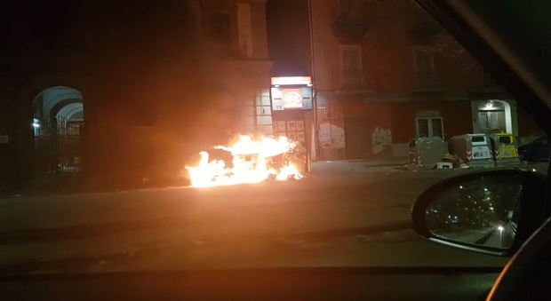 Auto in fiamme nella notte a Secondigliano: paura tra i residenti