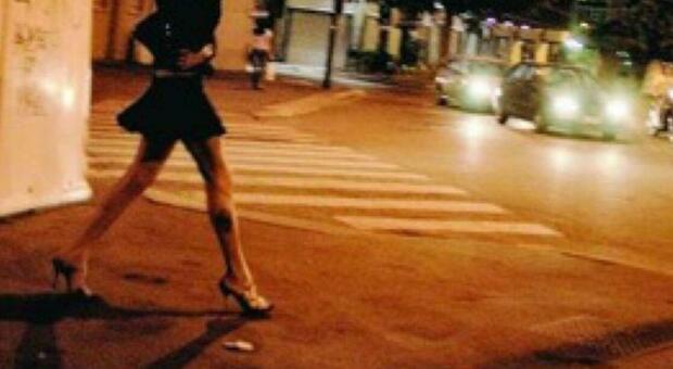 Giudice con tre squillo di 16 e 17 anni: atti sessuali in cambio di soldi (500 euro oltre le spese), pranzi, soggiorni e doni. Destituito