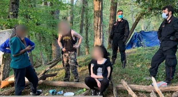 I giovani scoperti dai carabinieri a fare camping nei boschi con la droga