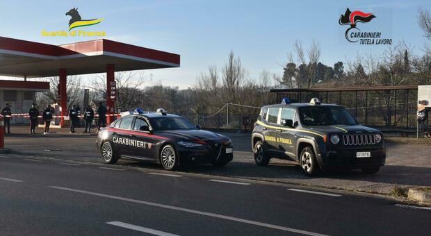 Pesaro, caporalato e benzina sporca ai clienti: scattano arresti e sigilli a 4 distributori