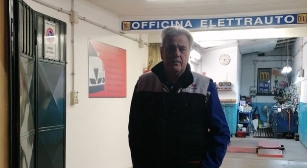 Giuseppe Tasca, il titolare dell'omonima officina che chiuderà i battenti dopo 37 anni