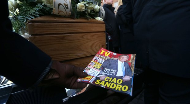 Sandro Mayer, i funerali nella chiesa di San Babila con una folla di amici e vip
