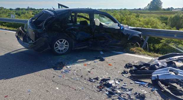 Frontale fra due auto in superstrada: muore un 43enne