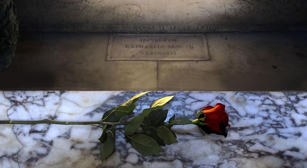Raffaello, una rosa rossa sulla tomba al Pantheon per l'anno di celebrazioni