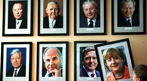 L’immagine di Angela Merkel accanto ai ritratti degli altri cancellieri tedeschi, da Adenauer a Schroeder, nel KanzlerEck pub di Berlino (EPA/Jens Buettner)