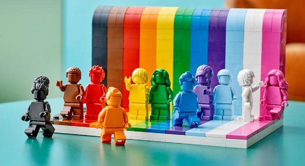 Lego premiato dal Covid: boom da 1,79 miliardi di euro, a casa con i mattoncini che ridisegnano la realtà