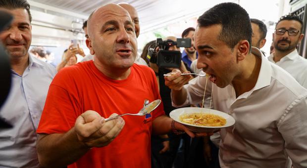 Elezioni 2022, a Napoli duello tra Carfagna e Di Maio tra pizze, balli e video virali