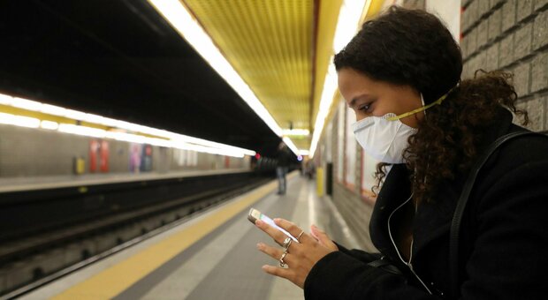 Il revival delle mascherine, i virologi: «Utili anche contro l'influenza». E in alcuni paesi torna l'obbligo