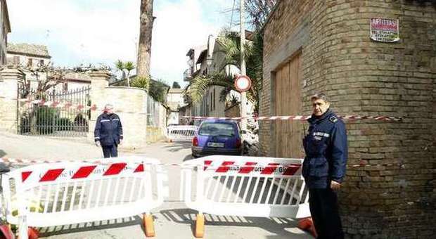 Si sfrena il camion dell'immondizia Drammatica carambola in centro