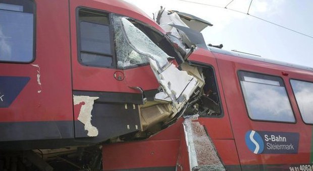 Austria, scontro fra treni a Graz: un morto diversi feriti: macchinista non ha rispettato alt
