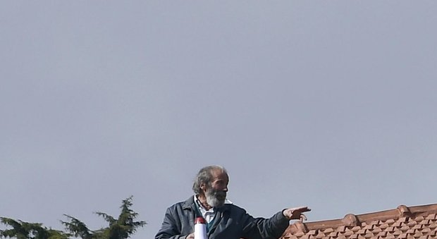 Uomo minaccia di buttarsi dal tetto a Sanremo