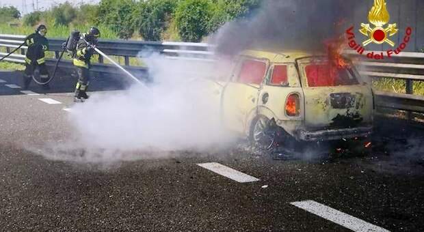 Le fiamme distruggono una Mini in autostrada, paura e disagi