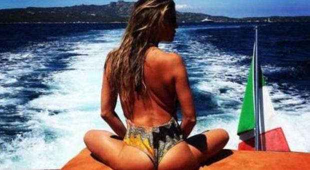 Claudia Galanti, lato B in bella mostra in barca: continua la sua eterna vacanza in Sardegna