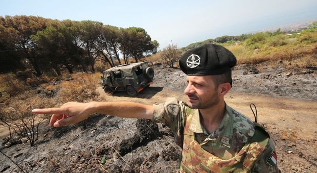 Fiamme sul Vesuvio, arriva l'Esercito. E il ministro avverte: «Cattureremo i piromani». Primi tre arresti