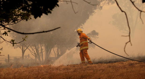 Incendi choc in Australia: morti due vigili del fuoco. Il premier si scusa per essere andato in vacanza