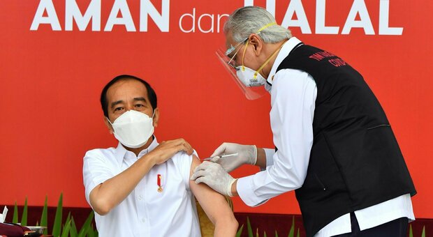 Covid, l'Indonesia inizia la campagna vaccinale dai giovani: «Da loro più contagi»