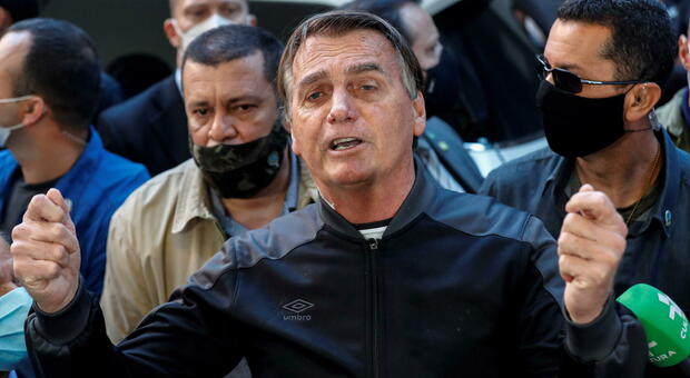 Brasile, Bolsonaro dimesso dall'ospedale: «Ora vorrei mangiare una costata di manzo»