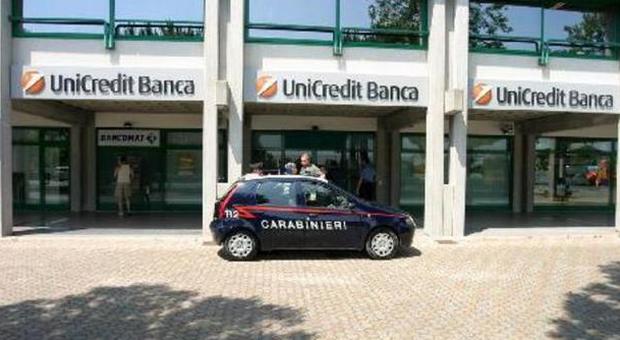 Rapina con ostaggi alla Unicredit banditi in fuga con 70mila euro