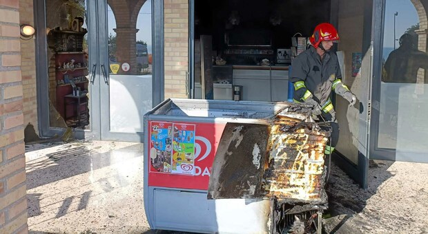 Giulianova, a fuoco il bar della Madonna dello Splendore: gravi danni