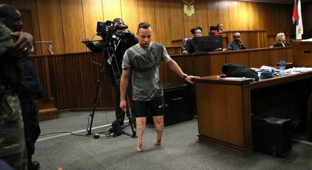 Pistorius in aula cammina senza protesi: in equilibrio sui moncherini