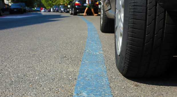 Milano, meno strisce blu in centro e Area C più rigida: “Occorre disincentivare l'uso dell'auto”