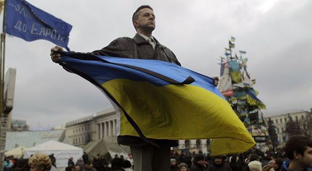 Ucraina, mandato d'arresto internazionale per Yanukovich. La Nato: «Evitiamo divisioni nel paese». Ma la Russia muove le truppe