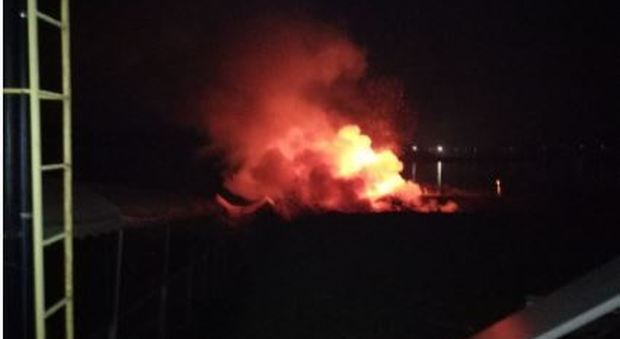 Incendio all'ex ristorante Litus sulla struttura galleggiante sul Po