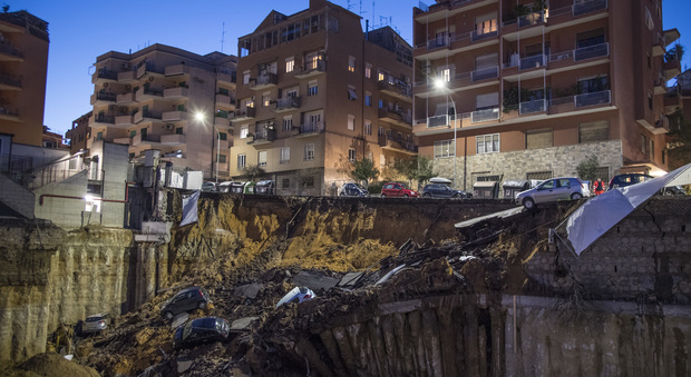 Roma, voragine in strada alla Balduina: evacuati due palazzi. I residenti: "Paura che crolli tutto"
