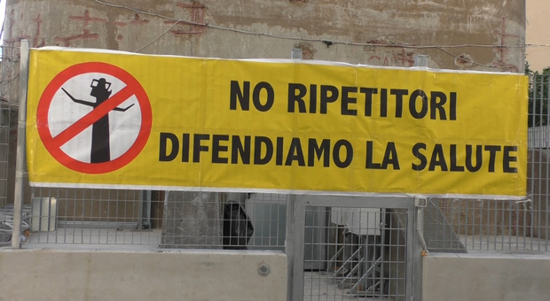 Napoli, stop ai lavori per le antenne della telefonia: «Ora lo screening»