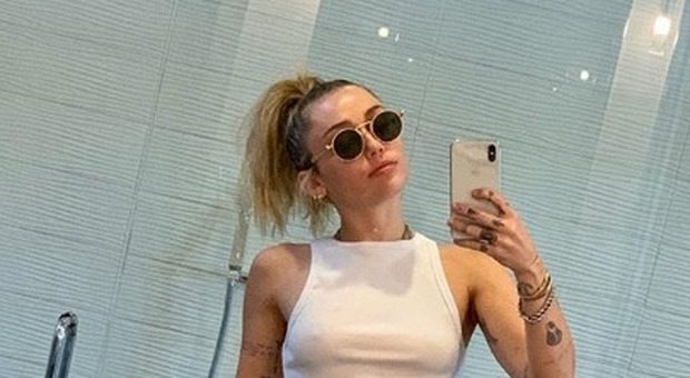 Miley Cyrus su Instagram, lo scatto hot senza reggiseno totalizza oltre 5 milioni di like