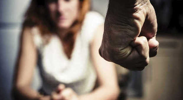 La sorprende al telefono col presunto amante, marito picchia e violenta la moglie