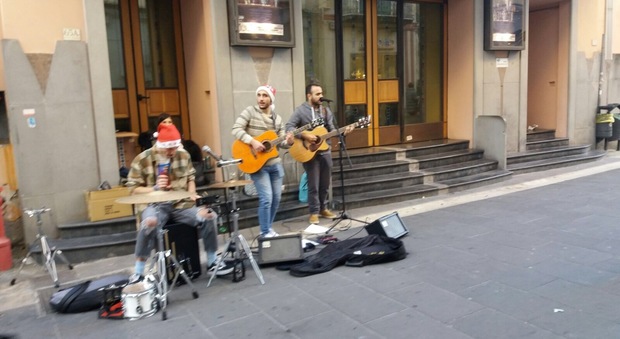 Movida e musica in strada, folla di giovani in centro