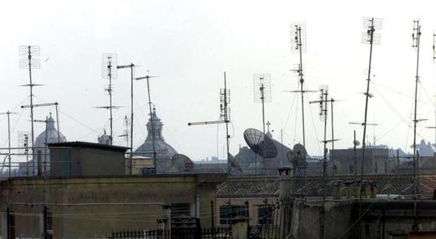 Roma, operazione Tetti puliti, la Capitale città pilota, oltre un milione di antenne, una su due inutilizzata