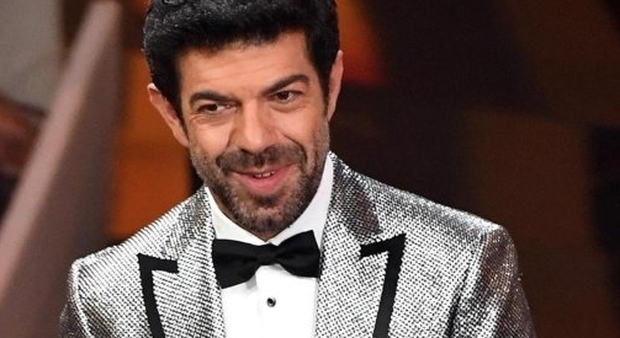 Sanremo2018, Favino inciampa sul look: giacca da brividi stile Casamonica. Poi porta panino e fiori alla moglie