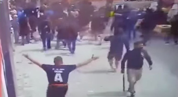 Un momento degli scontri di domenica a Venezia tra ultras