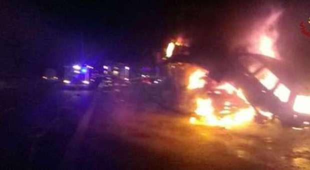 Bisarca a fuoco nella notte in autostrada: chilometri di coda per colpa dei "curiosi"