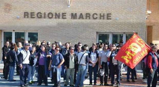 La protesta davanti alla sede della Regione Marche