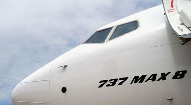 Boeing 737 Max 8, avaria a un motore e atterraggio in Florida