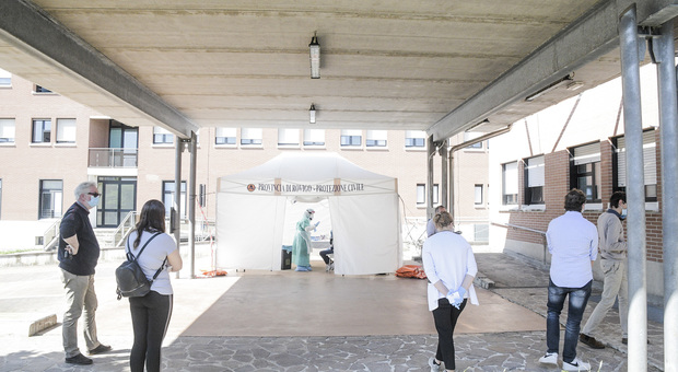 Il punto tamponi allestito fuori dall'ospedale di Rovigo