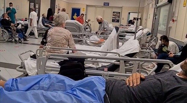 Napoli: folla di barelle nel pronto soccorso, il Cardarelli chiede aiuto agli altri ospedali