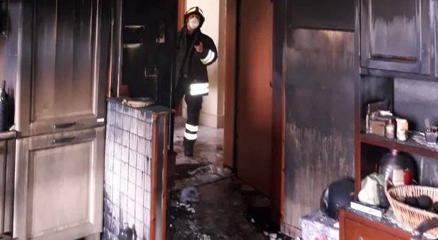 L'interno dell'appartamento completamente andato a fuoco
